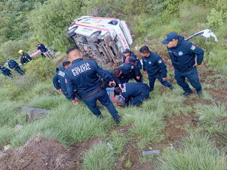 Una ambulancia se proyectó a un voladero