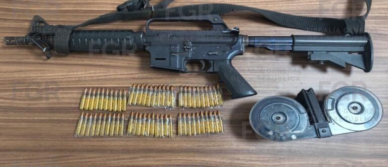 Lo atoran con droga, armas de fuego y lo vinculan