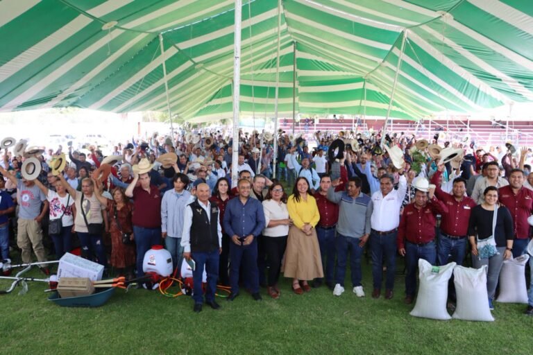 Entregan apoyos a productores de 12 municipios