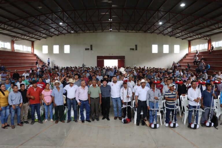 Entregan apoyos directos en la Huasteca y Sierra Alta 