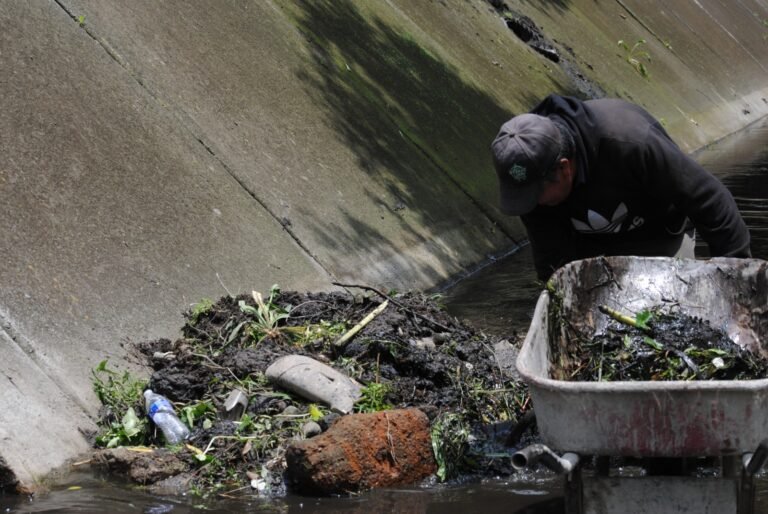 Comisión de Agua realiza limpieza preventiva en diferentes drenes de Tulancingo
