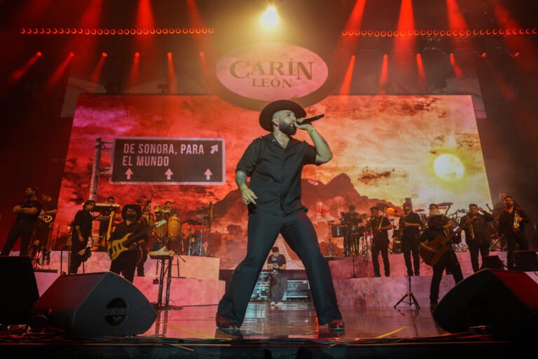 Carín León pide apoyar a Venezuela 
