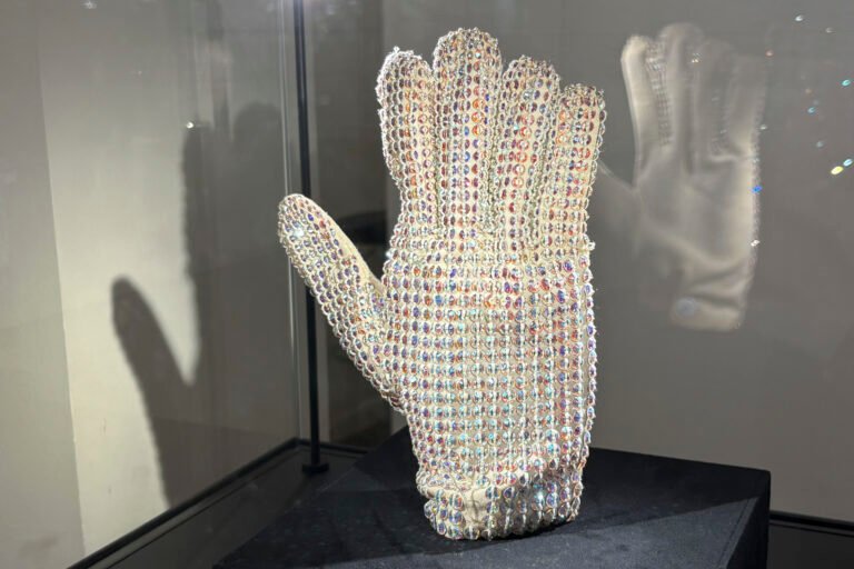 Subastan un guante que Michael Jackson llevó en 1988
