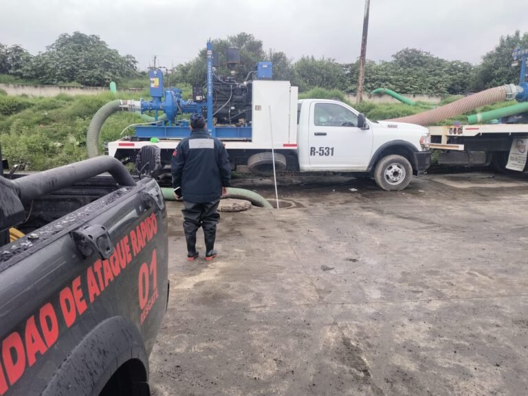 Vehículo particular daña señalamiento del Tuzobús en Pachuca; servicio opera con normalidad