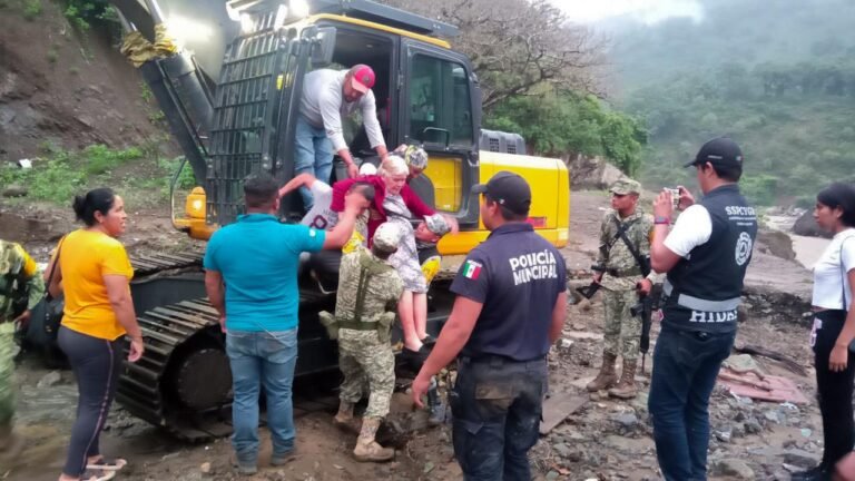 Gobierno de Hidalgo entrega apoyos en Tianguistengo por lluvias