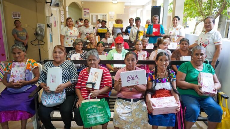 SEGUNDA ENTREGA DEL PROGRAMA “CAMINANDO MÁS CERCA DE TI” DEL DIF HUEJUTLA