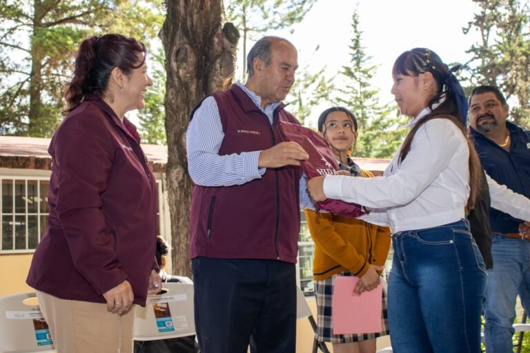 Continúa registro para acceder a uniformes, útiles y calzado escolar gratuitos