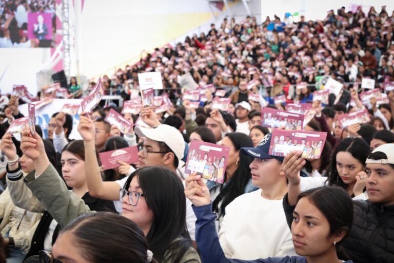 Hidalgo, segundo estado con más becas para universitarios: Julio Menchaca    