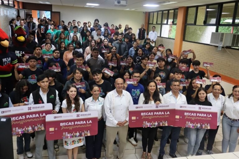 Becas para la Transformación llegan a estudiantes de Chapulhuacán y Jacala