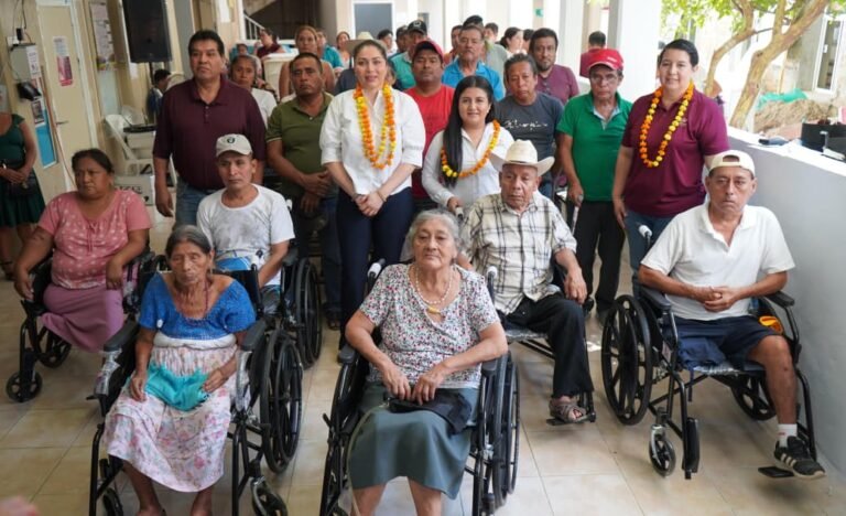 Entrega de apoyos del programa “Ayudas Colibrí” en Huejutla