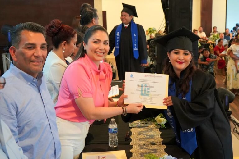 ALFREDO SAN ROMÁN DUVAL ASISTE A GRADUACIÓN DE LA UPN EN HUEJUTLA