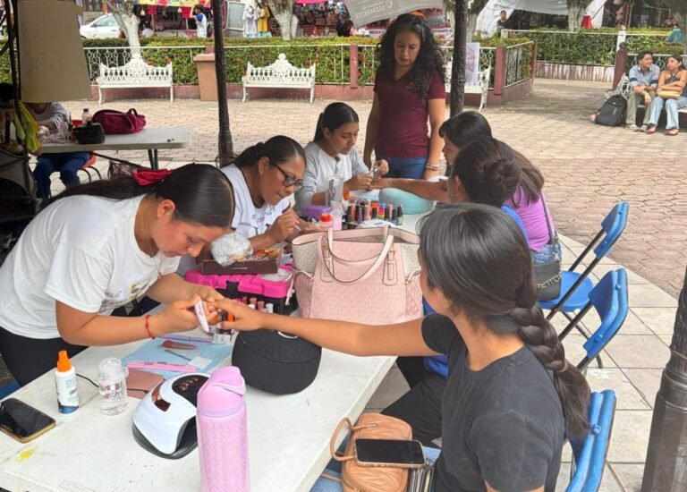 ALUMNAS DEL DIF HUEJUTLA BRINDAN SERVICIO DE GELISH EN EL KIOSCO MUNICIPAL
