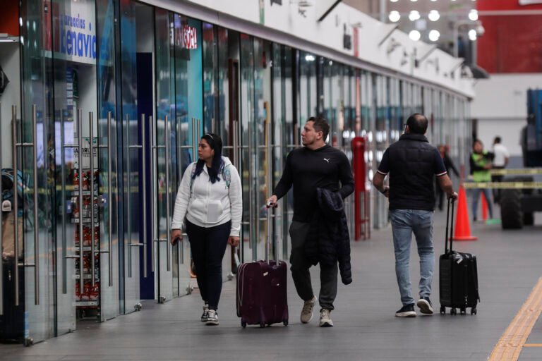 Blindan el Aeropuerto de CDMX ante protestas de maestros