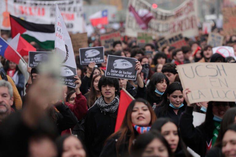 «La educación pública se defiende»: miles de estudiantes marchan contra recortes de Kast