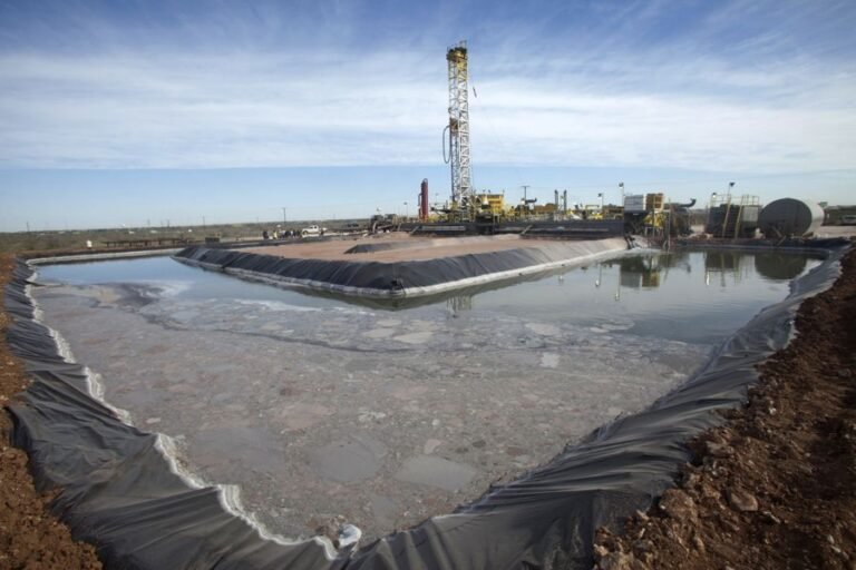 El petróleo Texas cierra por debajo de los 85 dólares, ante posible acuerdo de EEUU e Irán