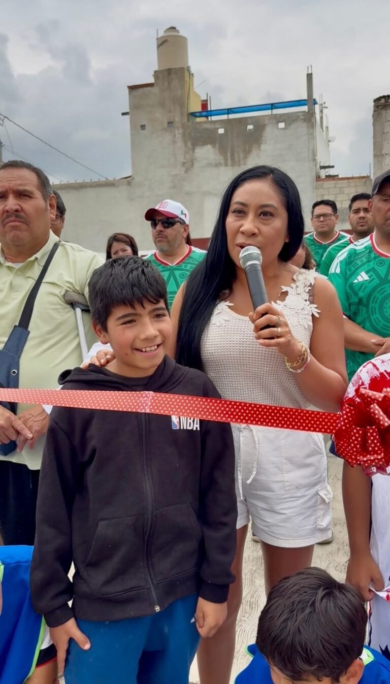Alcaldesa de Emiliano Zapata, entrega cancha enrejada