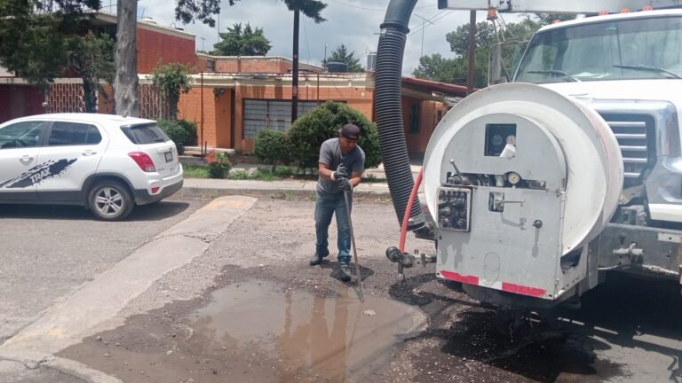 Continúan trabajos de desazolve en la red de drenaje sanitaria de Tepeapulco