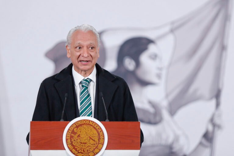 Fiscalía investiga a ex director de Pemex tras una denuncia