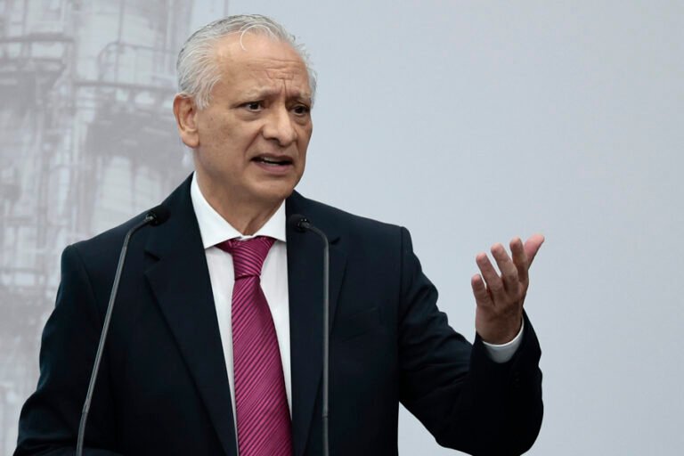 Justicia mexicana ordena juicio contra ex director de Pemex