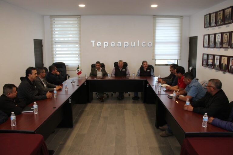 Líderes de la Sección 200 se reunieron con el mandatario municipal de Tepeapulco