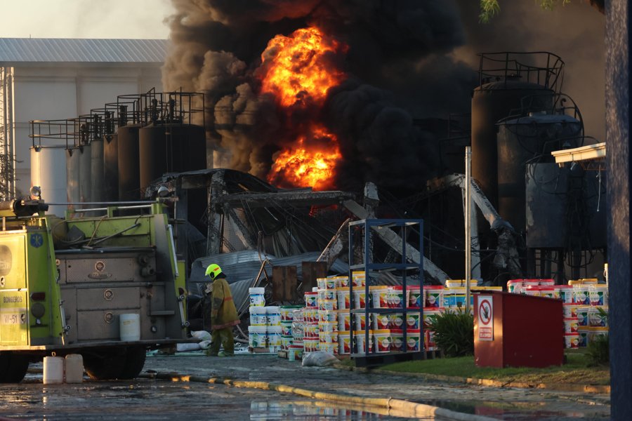 Bomberos controlan incendio industrial en región más poblada de Bolivia tras casi 24 horas