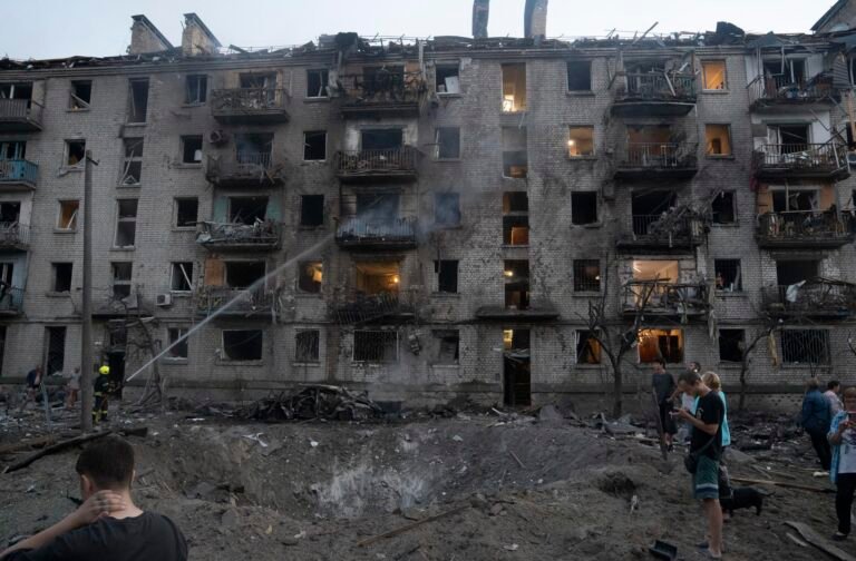 Un ataque masivo ruso mató al menos a 20 personas en Kiev