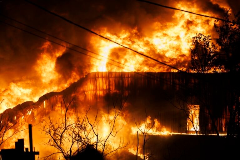 Nube tóxica se cierne sobre Salónica, debido a un incendio