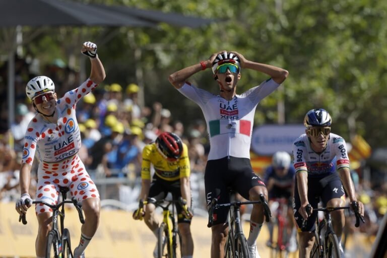Sheinbaum felicitó a Isaac del Toro por triunfo en el Tour de Francia