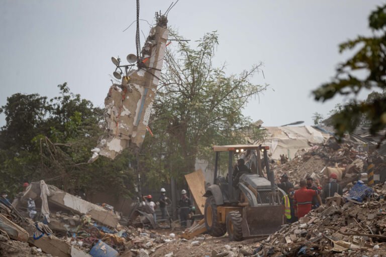 Venezolanos buscan a sus sobrevivientes