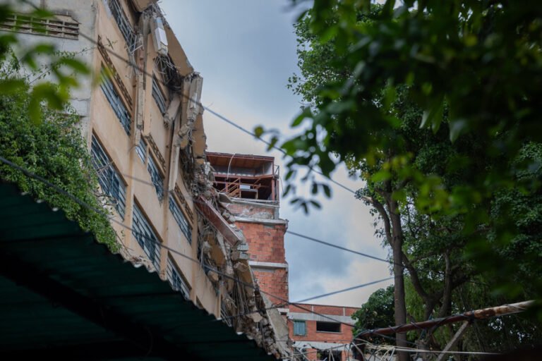 Colapsa parcialmente un colegio en Caracas nueve días después de los potentes terremotos