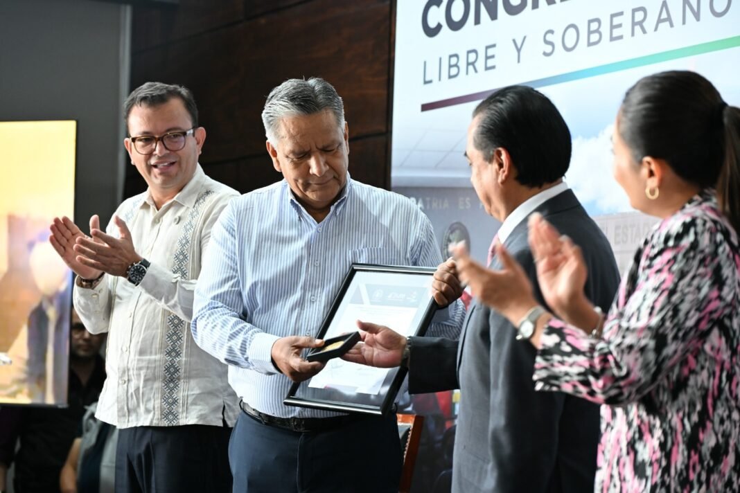 CONGRESO LOCAL Entregan “La Mina del Tiempo” a José Acosta Hernández_ Cortesía