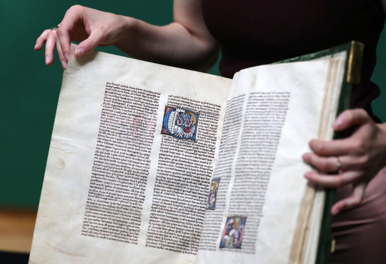 Un manuscrito que narra la historia del rey Arturo se vende por 2,6 millones de euros