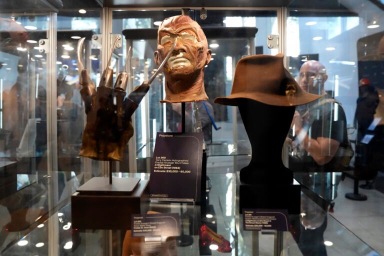 Más de 1.700 tesoros de Hollywood buscan dueño en una subasta en Los Ángeles