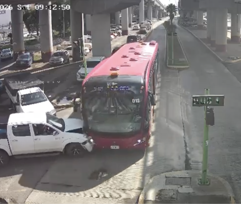 Vehiculo particular causa accidente en Zona plateada al pasarse el alto