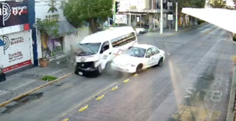 Semot informa sobre percance vial de unidad de transporte público en Avenida Revolución