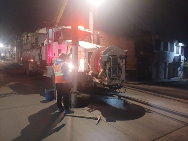 Dan mantenimiento preventivo a alcantarillado previo al inicio de la Feria de Los Angelitos