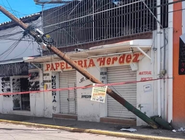 Derrumban poste en pleno centro de Cuautepec y abandonan el vehículo