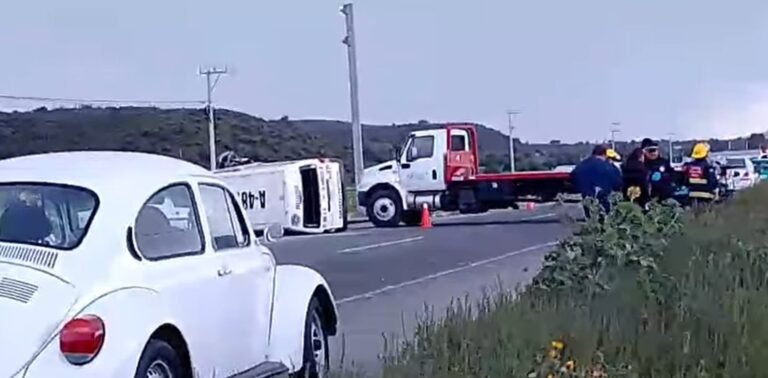Espectacular choque y vuelco de una colectiva; seis heridos