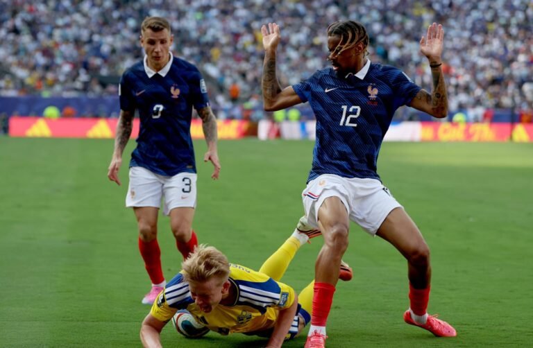 Con doblete de Mbappé Francia vence 3-0 a Suecia y con Paraguay