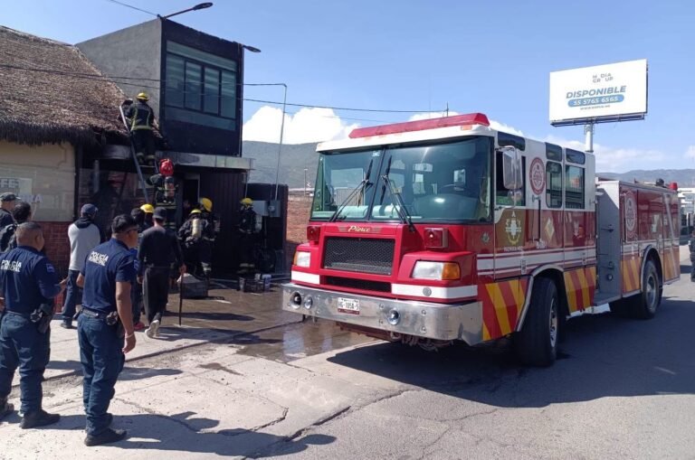 Bomberos y Policía Estatal sofocan incendio en restaurante del bulevar Felipe Ángeles en Pachuca