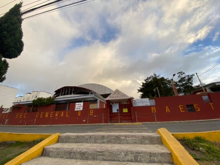 Padres de familia exigen la permanencia del director de la Secundaria General número 8