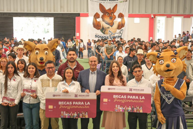 Entrega de mil 077 Becas para la Transformación en la UPFIM