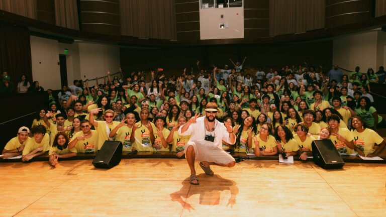 Fundación de Bad Bunny fomenta arte, música y deporte entre 270 jóvenes 
