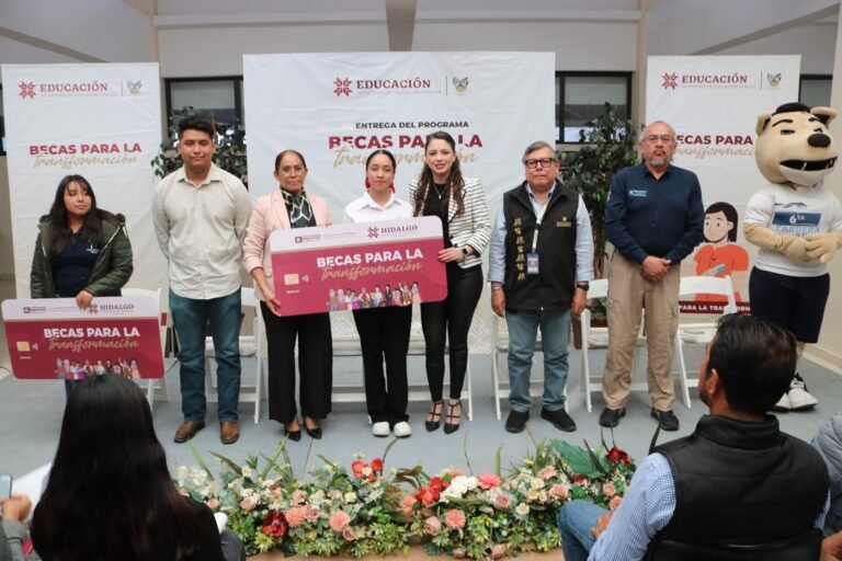 Reciben estudiantes del ITESHU Becas para la Transformación
