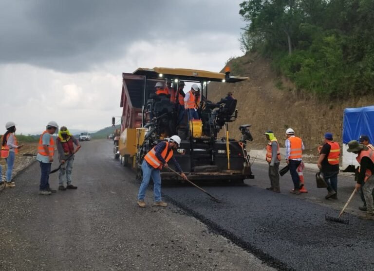 Estudiantes de Ingeniería Civil fortalecen su formación en obra carretera