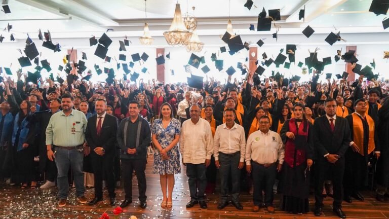 Gobierno de Huejutla asiste a ceremonias de graduación escolar