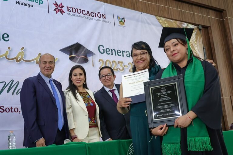 Natividad Castrejón encabeza graduación de estudiantes del Conalep Hidalgo