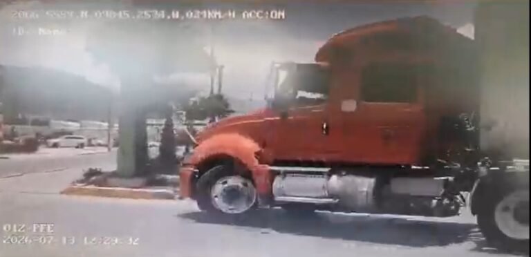 Un tráiler impactó a una unidad del transporte Metropolitano