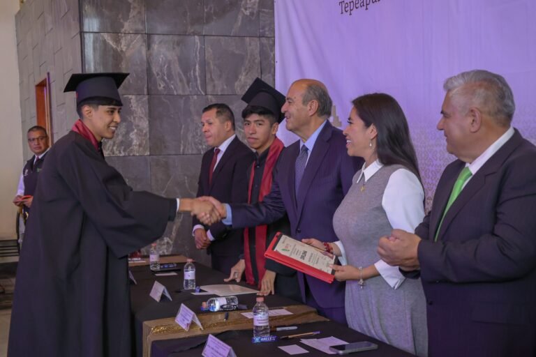 CECyTEH gradúa a estudiantes en Tepeapulco y Mineral de la Reforma