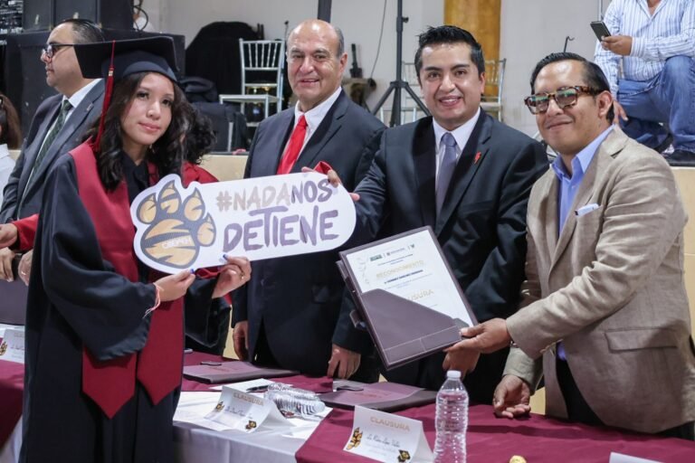 Natividad Castrejón reconoce a egresados de bachillerato a distancia CEMSaD Cobaeh